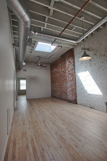 Primary Photo - 213 S 4th Ave