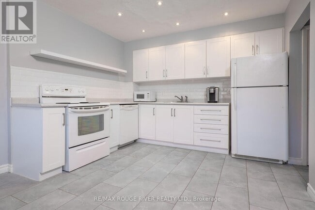 Building Photo - 925 Bayly St