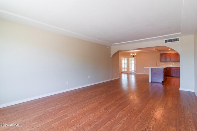 Building Photo - 40 E Balboa Dr