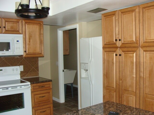 Foto del edificio - 4 BEDROOM JUST 5 Min to I-4 EXIT 111,  Bea...