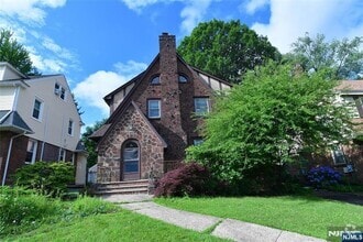 Building Photo - 328 Demott Ave