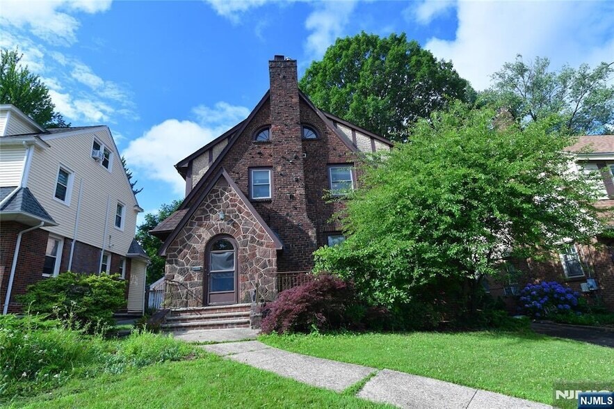 Foto principal - 328 Demott Ave