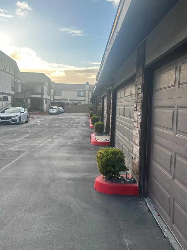 Building Photo - Charming 3-Bed/2.5-Bath Townhome with 2-Ca...