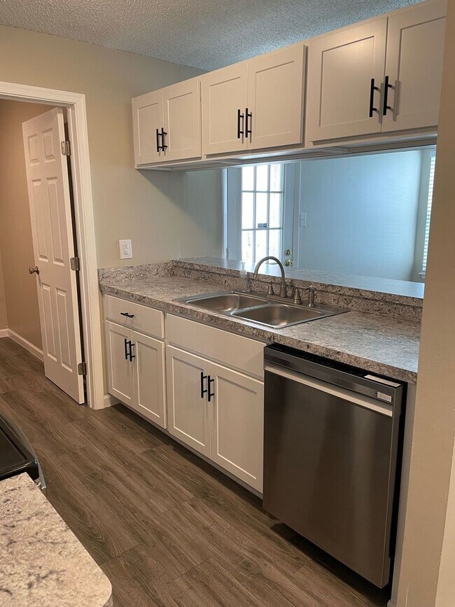 Building Photo - Welcome to this charming first-floor 2 bed...