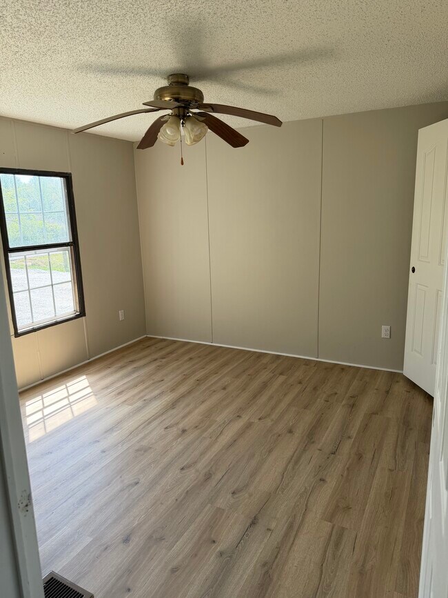 Foto del edificio - 363 Rolan Gooch Rd