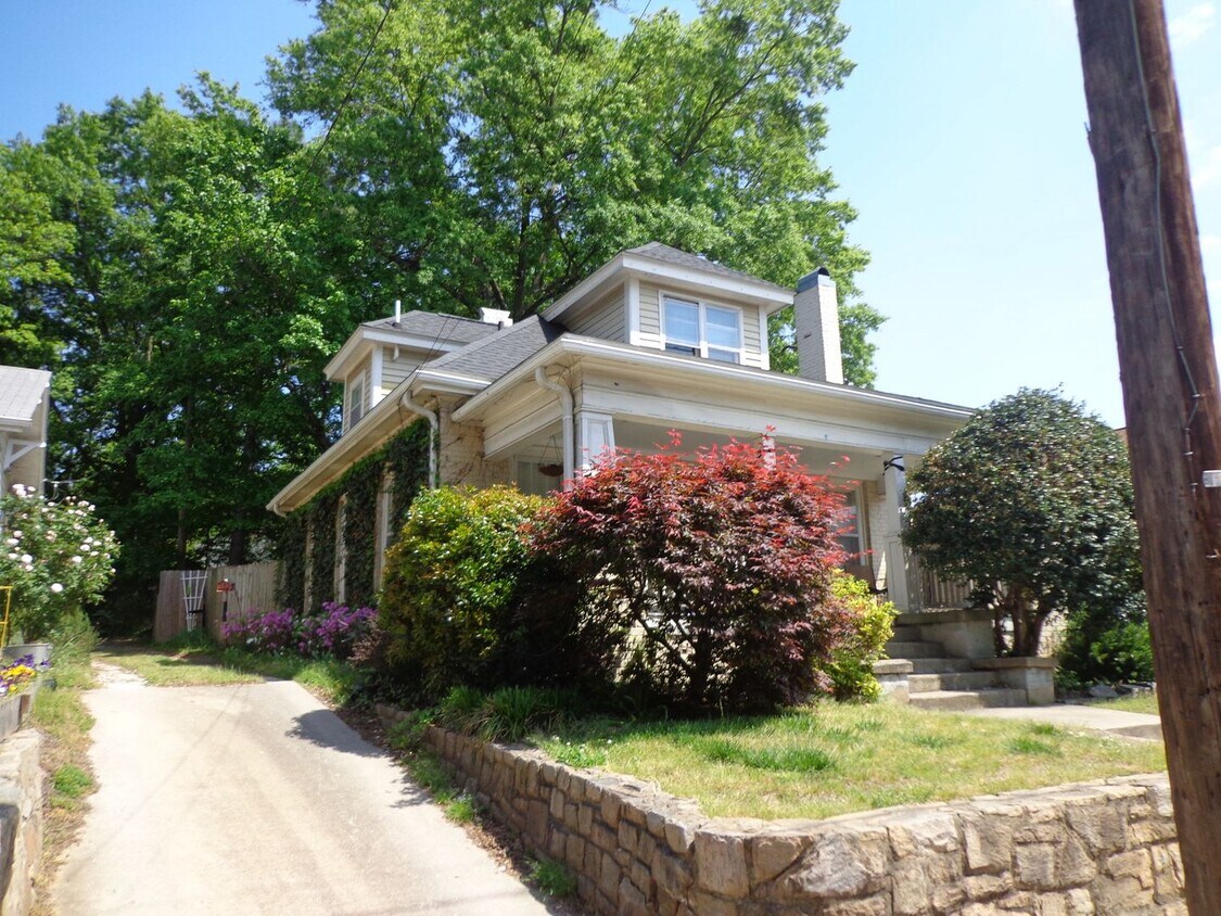 Bungalow style house with large yard! Sto... - Bungalow style house with large yard!  Sto...