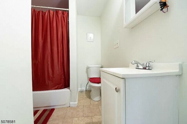 Foto del edificio - 243 Peshine Ave