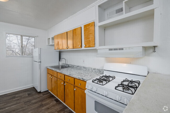 2BR, 2BA - 750SF - Kitchen - Station Square Apartments