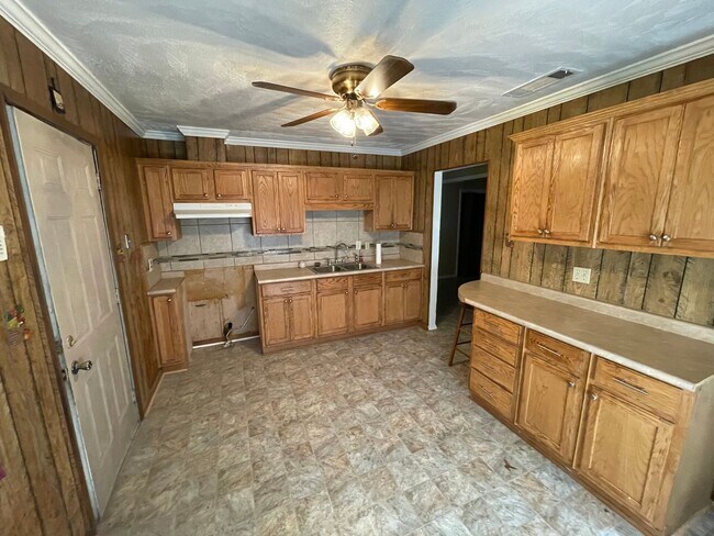 Foto del edificio - Large brick home - move in ready. Spacious den!