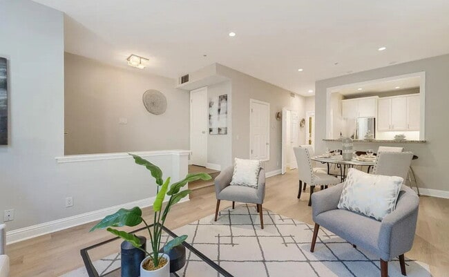 Building Photo - Incredible spacious and bright condo in gr...