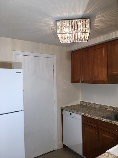 Building Photo - 4 Brook Rd