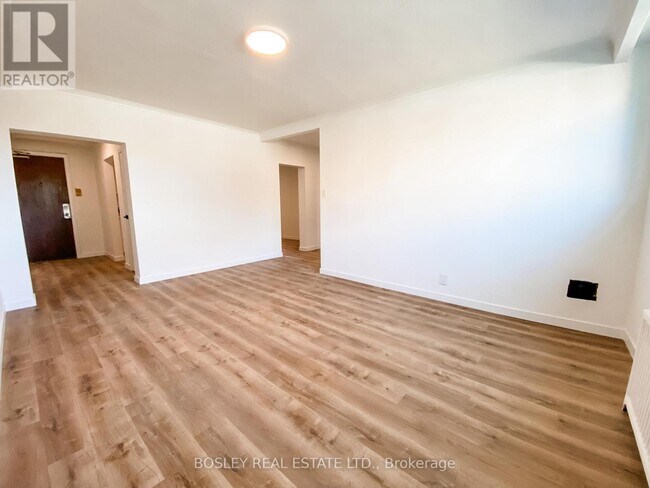 Building Photo - 2880 Keele St