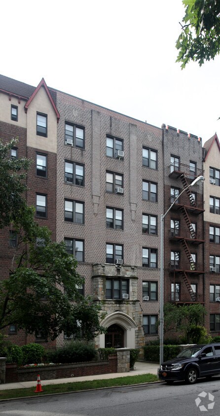 Building Photo - 109-10 S Park Ln