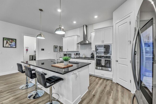 Building Photo - 908 Knowles Dr