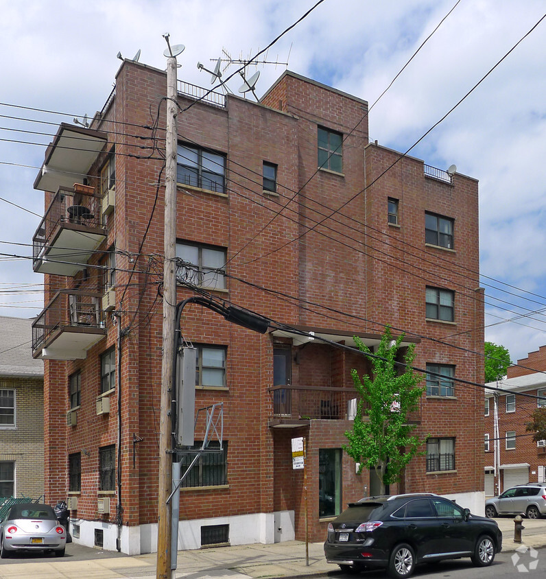 Building Photo - 112-15 76th Rd