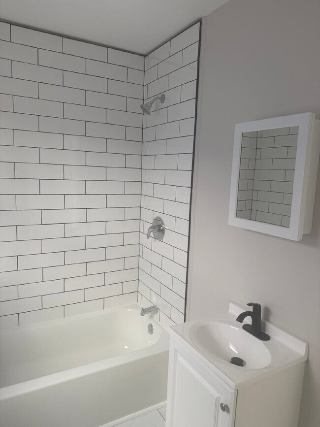 Foto del edificio - "Charming 4-Bedroom Townhouse in Trenton – Ideal Urban Living on MLK Jr. Blvd!"