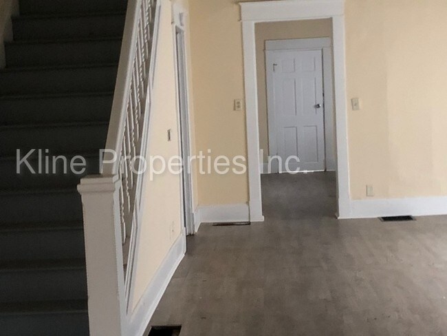 Building Photo - 32 N Gladstone Ave