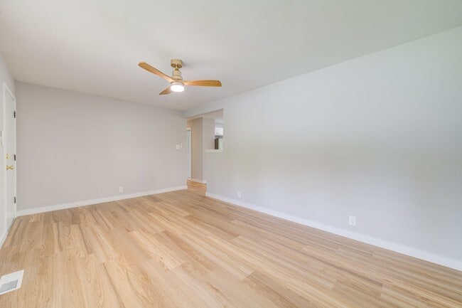 Building Photo - Beautiful renovated three bedroom house