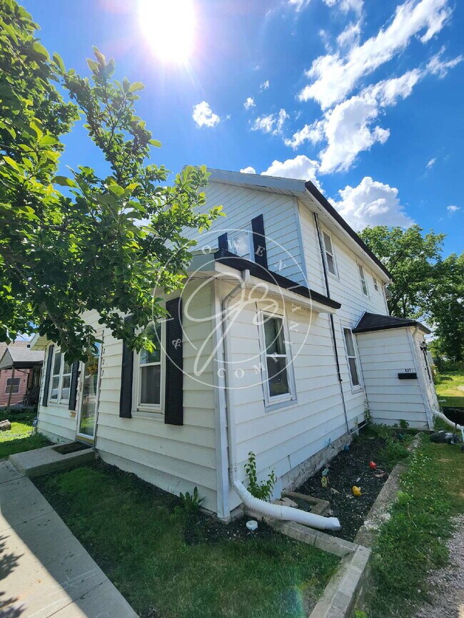 Foto del edificio - Updated West Toledo Upper unit! 2 Bedroom – Water Included!