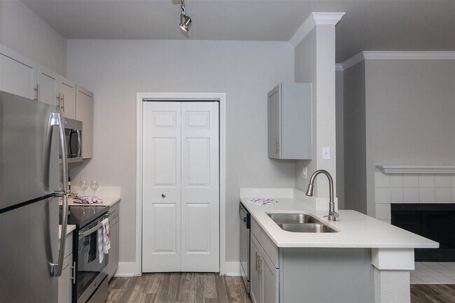 Building Photo - 2001 Texas 360 Apt #A114, Euless, TX 76039...