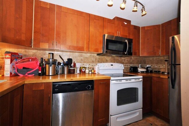 Foto del edificio - Convenient Brookline Location, Central Heat/AC, IN-Unit Washer and Dryer, Parking Included