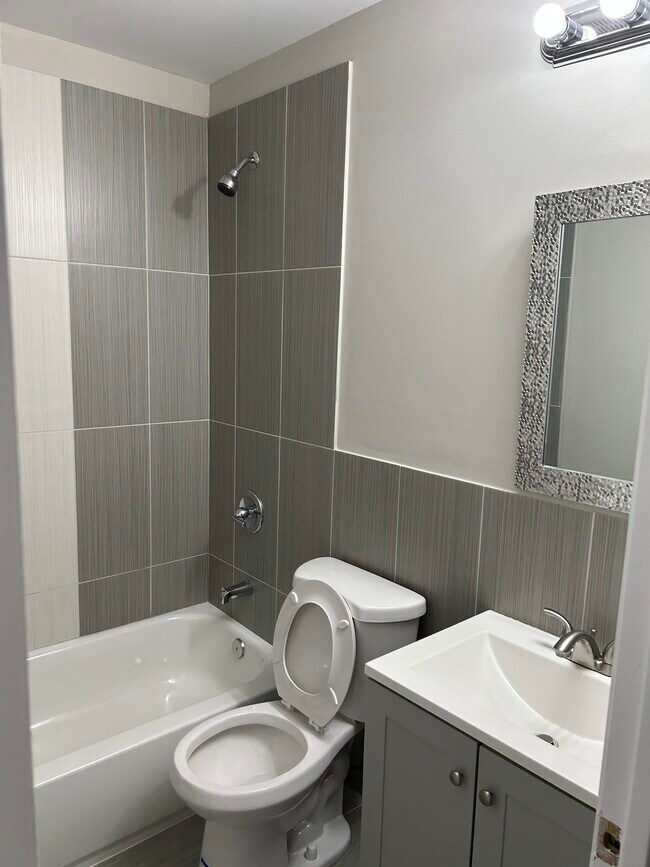 Foto del edificio - 2100 65th Ave