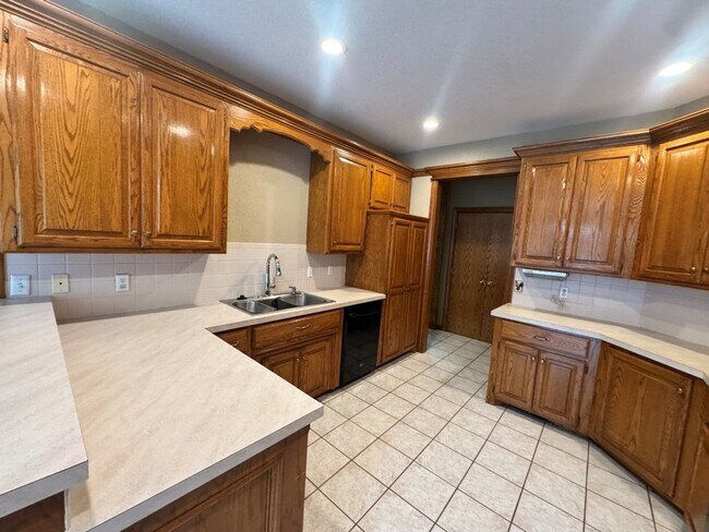 Foto del edificio - 4-bedroom 2 bath home in Kingsbrook, lots of storage, 2 dining areas and stand-up storm shelter! ...
