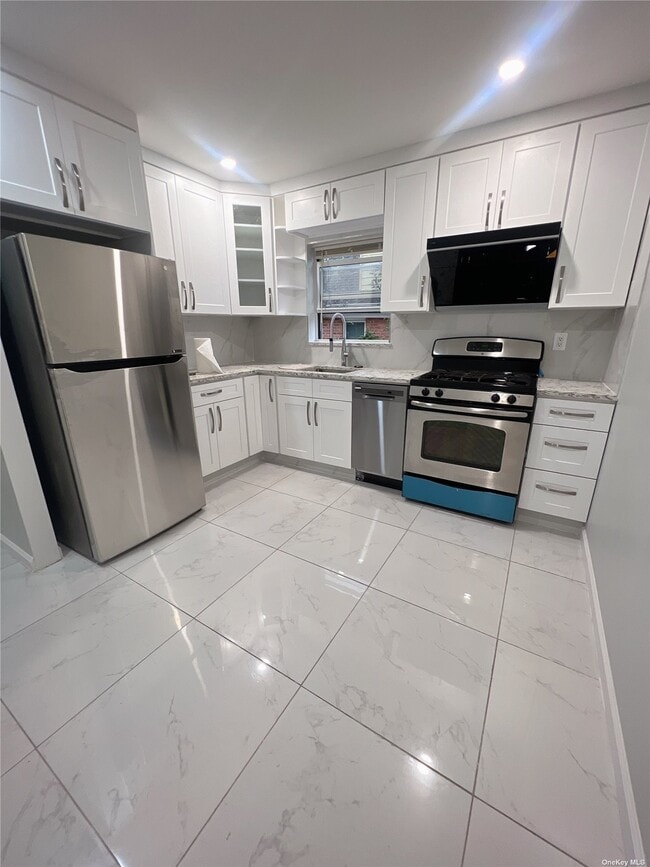 154242 Utopia Pkwy Unit 1st Fl, Queens, NY 11357 Room for Rent in