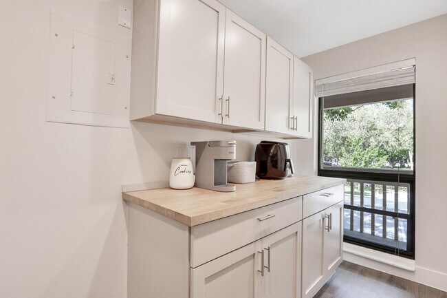 Foto del edificio - 133 Brackenwood Rd