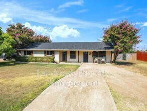 Building Photo - 513 Bluebonnet