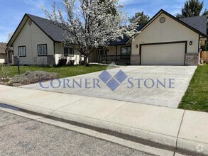 Building Photo - 2030 N Oak Hills Dr
