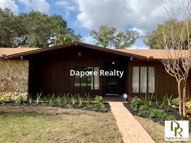 Building Photo - Large 4 Bedroom with NEW Flooring, Oversized Lot