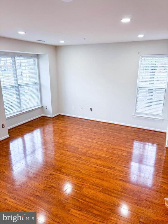 Foto del edificio - 5211 Duke Ct