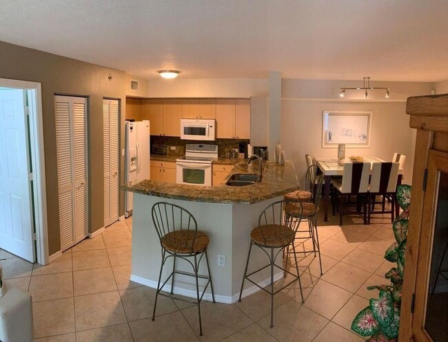 Building Photo - 805 Villa Cir