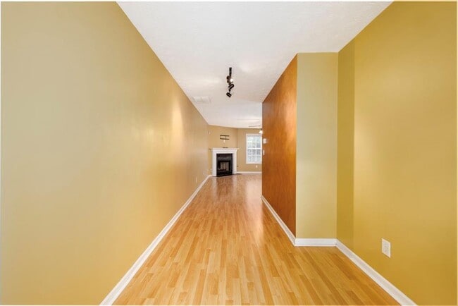 Building Photo - 663 Lakes Cir