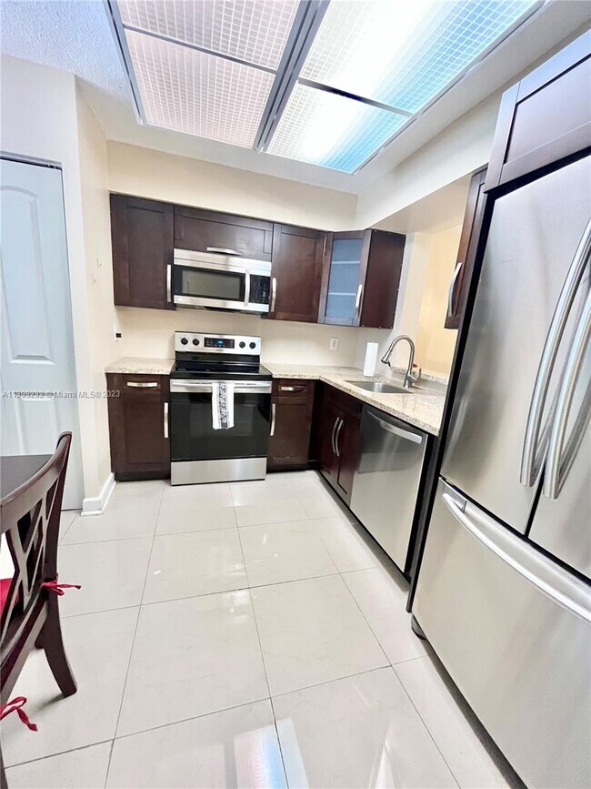 Foto del edificio - 7320 Lake Cir Dr