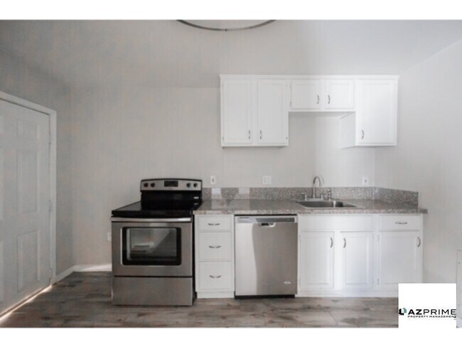 Foto del edificio - Find Comfort and Style in This Beautifully Designed 1/1 Triplex Unit Nestled in a Peaceful Phoenix N