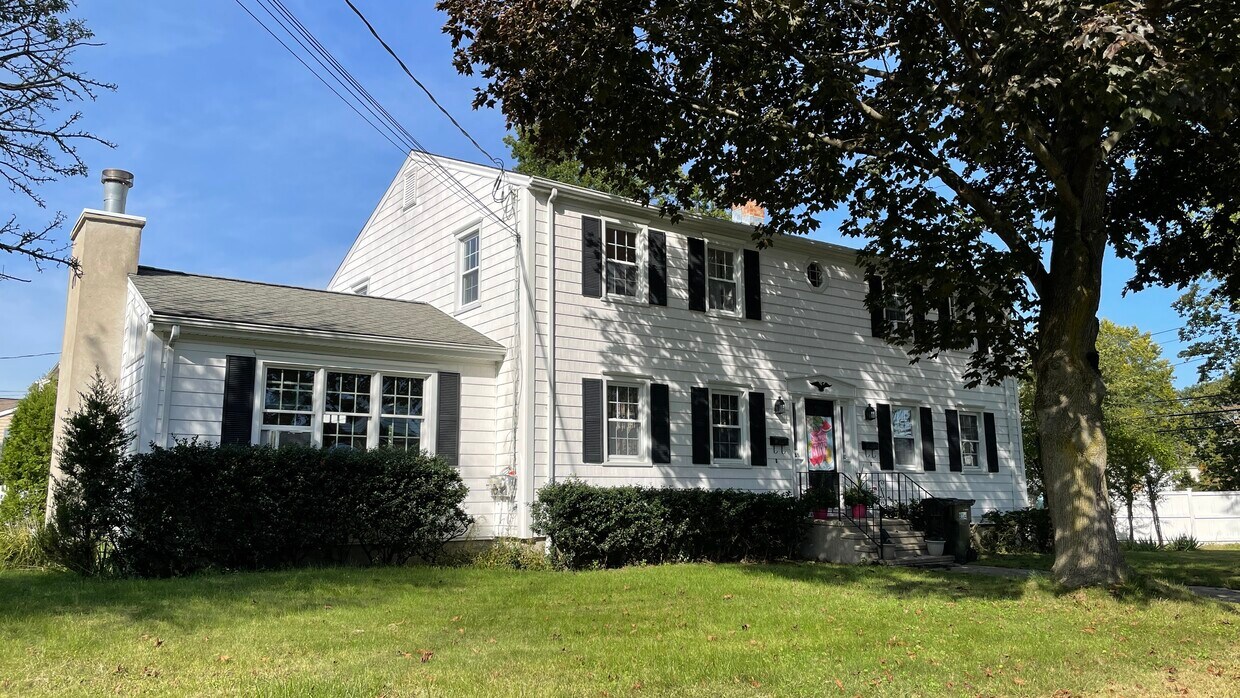 22 Rita Ave, Fairfield, CT 06824 Townhome Rentals in Fairfield CT