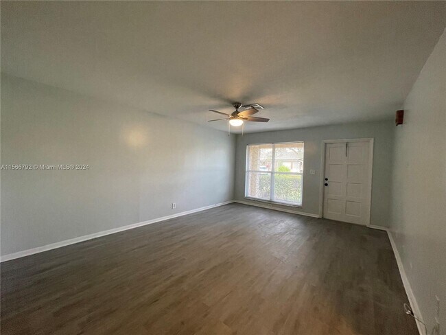 Foto del edificio - 4102 NW 79th Ave