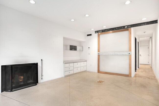 Building Photo - 1425 Western Ave