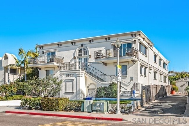 Building Photo - 1923 San Elijo Ave