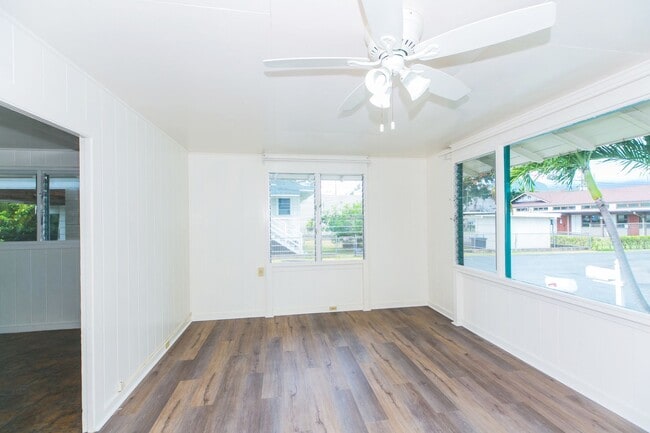 Building Photo - Single level - 3 bedroom, 1 bath home. Loc...