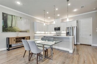Building Photo - 2821 Lindale Dr