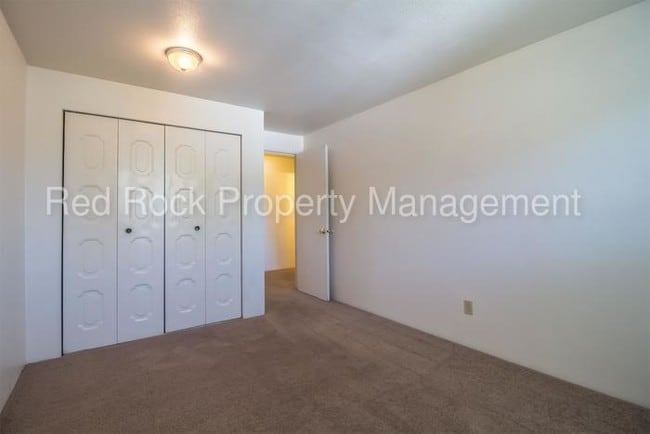 Building Photo - 107 E Hattie Ave