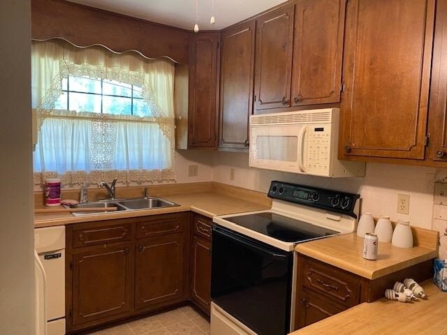 Building Photo - 2300 Aster Way