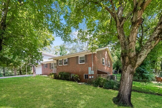 Foto del edificio - 432 16th Ave NW