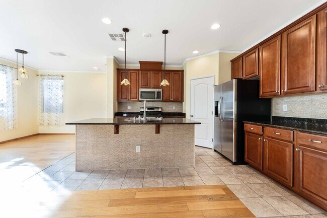 Building Photo - Custom Kitchen and Gorgeous Backyard!