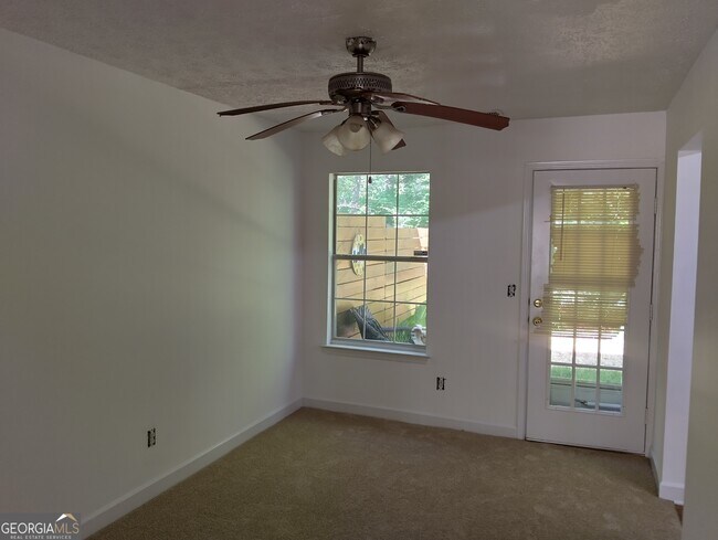 Foto del edificio - 4327 Village Square Ln