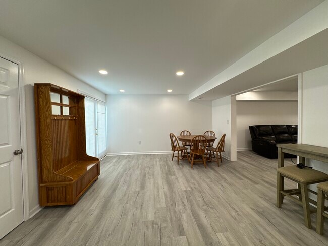 Vestíbulo principal y comedor - 1042 Laurel Grove Rd