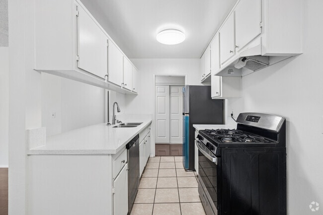 1BR, 1BA - 750SF - Kitchen - Riata at Canoga